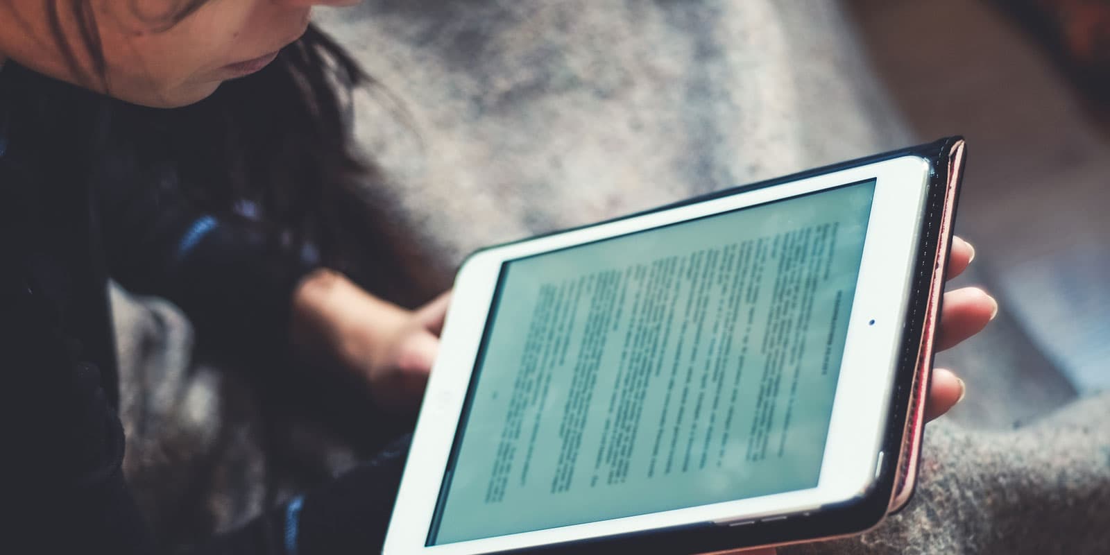 Person die Inhalte am Tablet durchliest fürs E-Learning